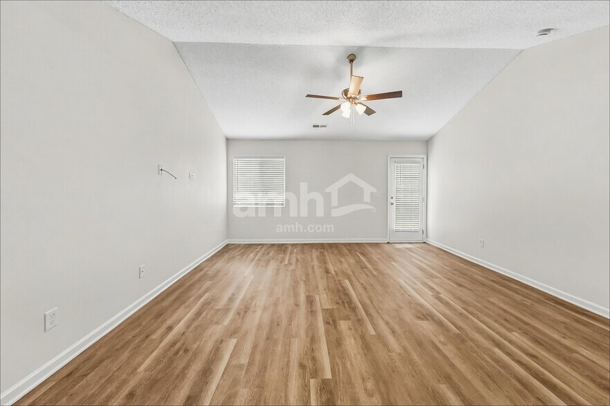 Building Photo - 5701 Hidden Lake Dr