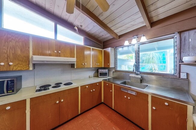 Building Photo - 2 Bed 1 Bath 1 Parking Apartment. 1 Year Lease.