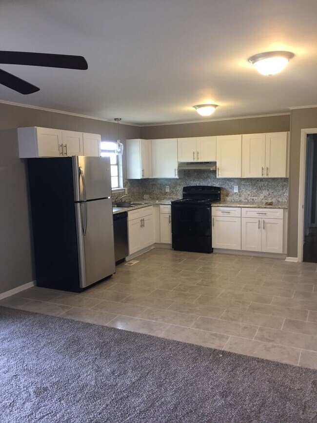 Building Photo - LARGE Spacious 5 bedroom 3 bathroom House