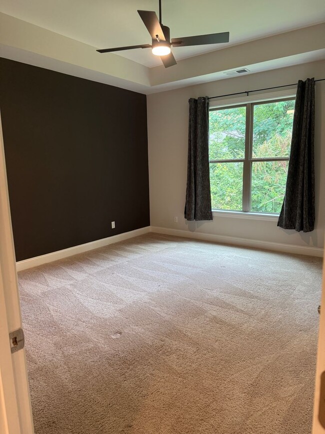 Building Photo - Easy access in Red Bank