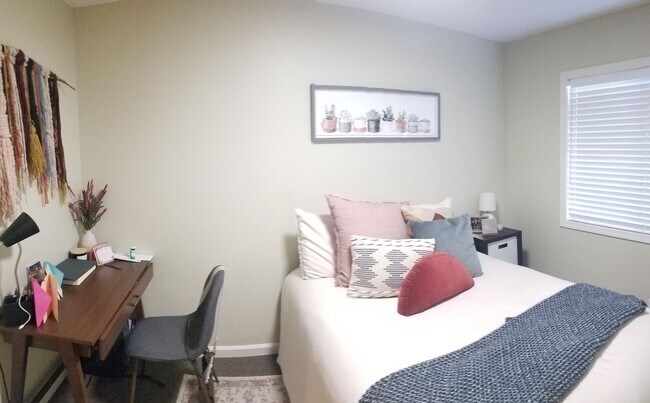 Building Photo - Immaculate 5 Bedroom 3 bath home with beautiful hill views!