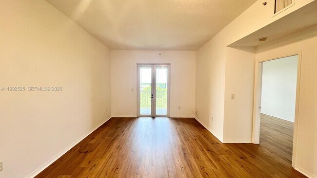 Building Photo - 1203 Town Center Dr