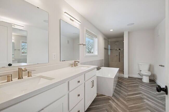 Building Photo - Luxurious 5-Bed/5 Baths, Granite & 3 Car Garage