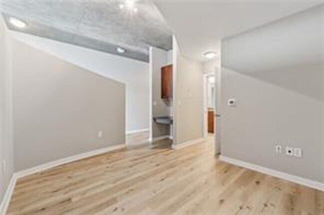 Building Photo - 1 Bedroom + 1 Bath with Views of Buckhead!