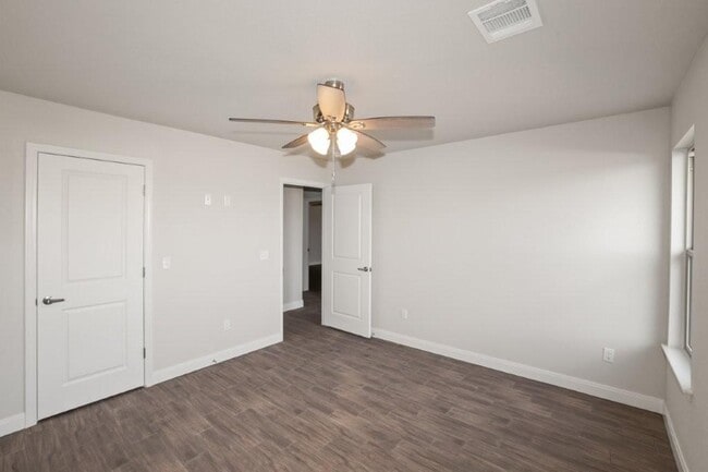 Building Photo - 7627 Woodford Ave