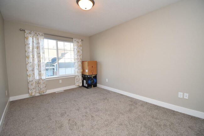 Building Photo - Gorgeous 3 Bedroom Townhome in Sandy!