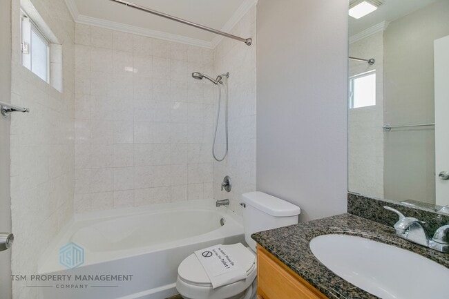 Building Photo - 2 Bed 2.5 Bath Townhouse in Prime Location of Amhambra