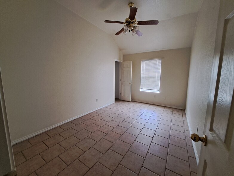 Building Photo - 4100 Cambridge Dr