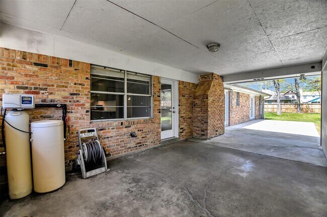 Building Photo - 25802 Maplewood Dr
