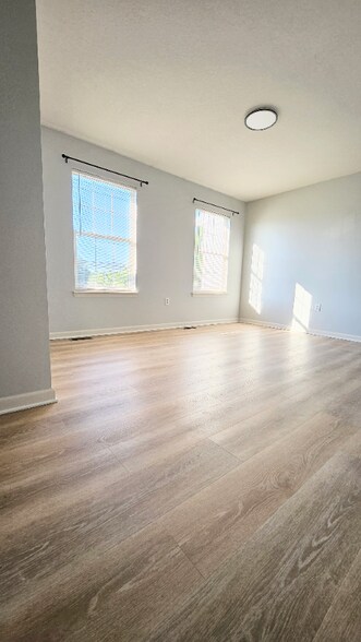 Building Photo - 330 Charles Cir