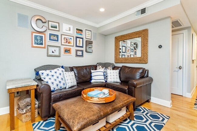 Building Photo - 880 E 2nd St