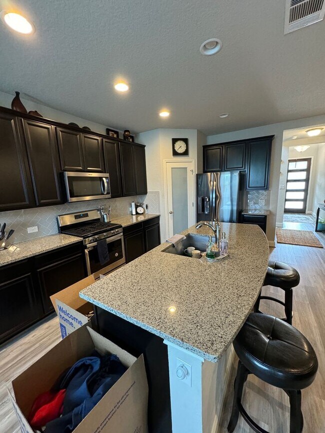 Building Photo - Modern 3-Bedroom Home Near Alamo Ranch with Covered Patio & Privacy Fence