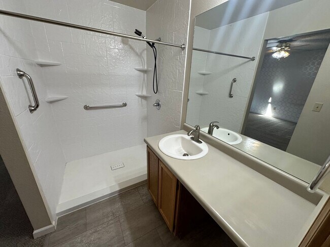 Building Photo - 4 Bed 4 Bath in Constitution Hills!!