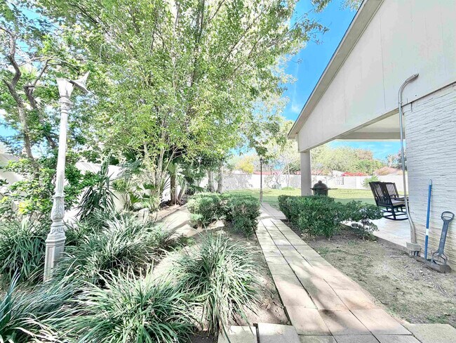 Building Photo - 205 McPherson Dr