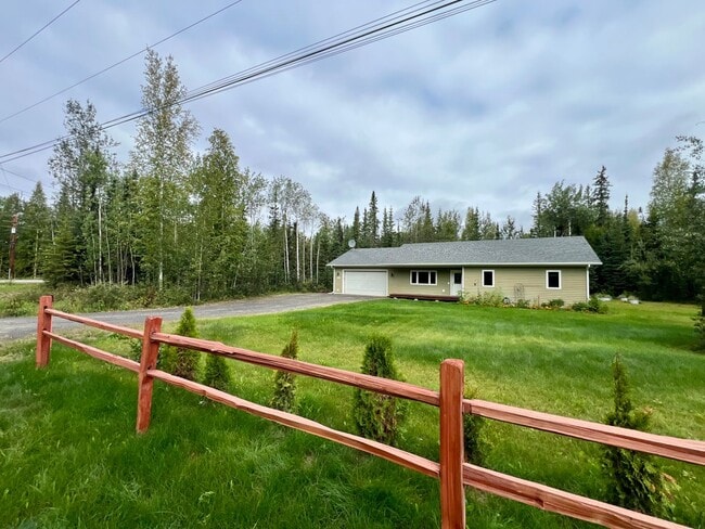 Building Photo - 3-Bedroom Home in North Pole / 2 Car Garag...