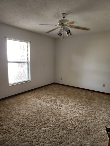 Building Photo - 415 Shangri La Cir