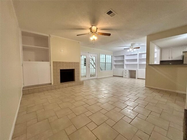Building Photo - 2456 Country Club Dr