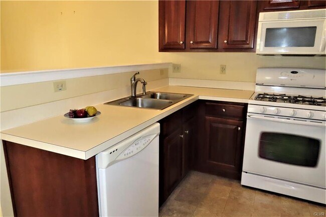 Building Photo - 6810 Hunt Dr