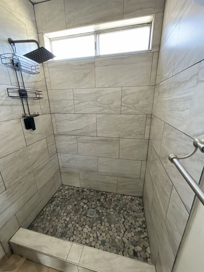 Building Photo - Charming Clovis 3/2 Home with New Solar Sy...