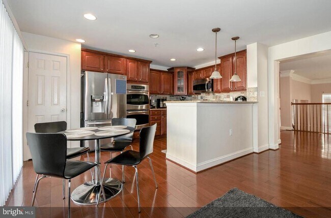 Building Photo - 15260 Rosemont Manor Dr