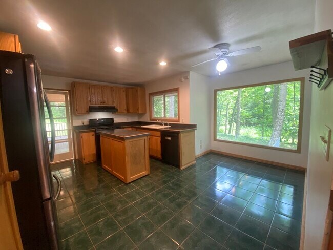 Building Photo - Secluded 4 bedrooms 3 baths with 2 car garage and fenced in yard in the town of Rutland for rent!