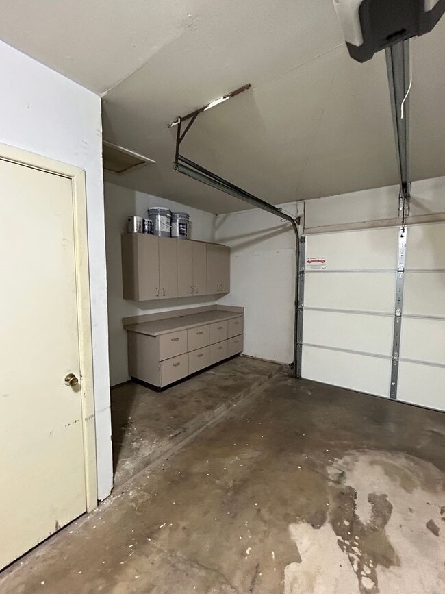 Building Photo - 3-bedroom, 1.5-bath in the MacArthur Schoo...
