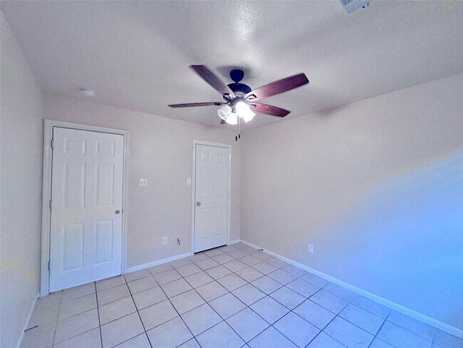 Building Photo - 18523 Spinney Ln