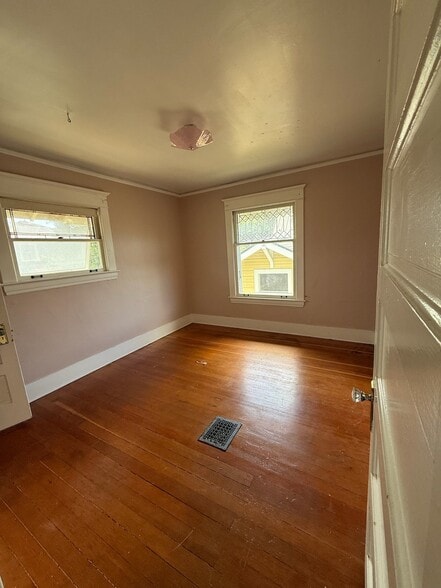 Building Photo - 4534 Thackeray Pl NE