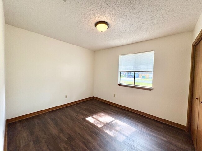Building Photo - 912 Nutmeg Ave