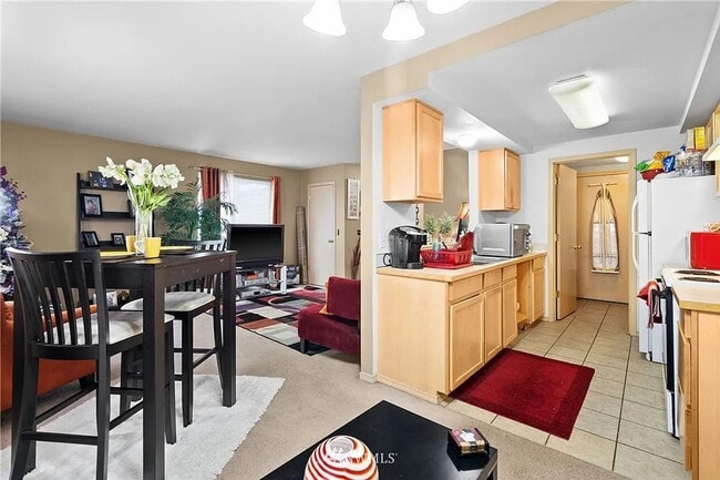 Building Photo - 3bed/2.5 bath home available NOW! Pet frie...