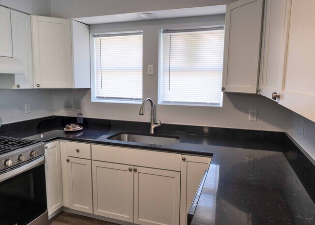 Building Photo - Remodeled 3 Bedroom 1 Bath home Ready for Move in!