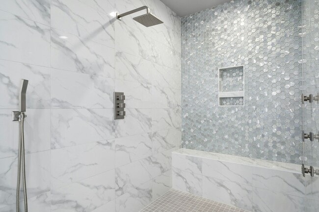 Building Photo - 5Bd/4.5Ba Bellevue House