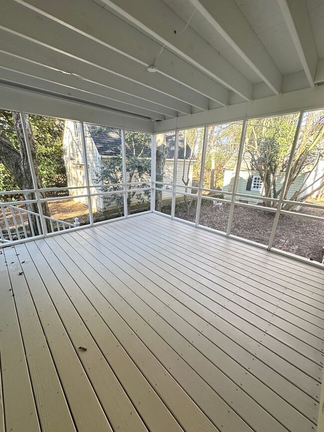 Building Photo - 503 Newport Ave