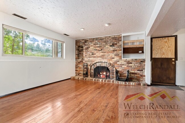 Building Photo - Cozy & Beautiful 4-Bed, 2-Bath Sandy Home ...