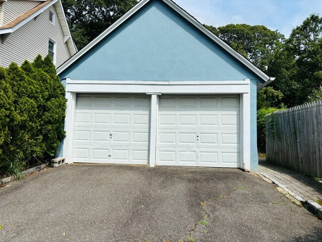 Building Photo - 131 Berry Hill Rd