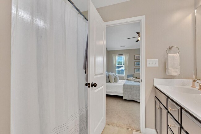 Building Photo - Bonus Room and Neighborhood POOL!