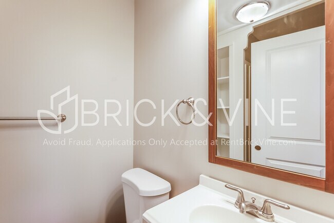 Building Photo - 813 Highbury Dr