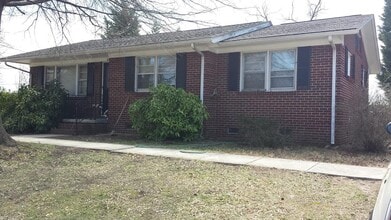 Building Photo - 3 BR with deck conveninent to Four Seasons Mall