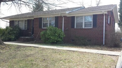 Building Photo - 3 BR with deck conveninent to Four Seasons...