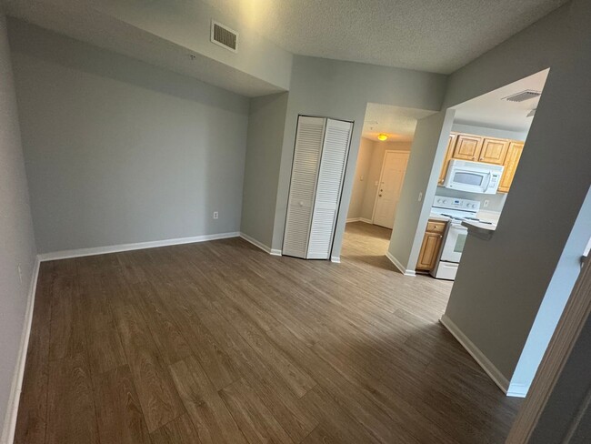 Building Photo - Nice 2 bedroom, 2 bathroom condo in the he...