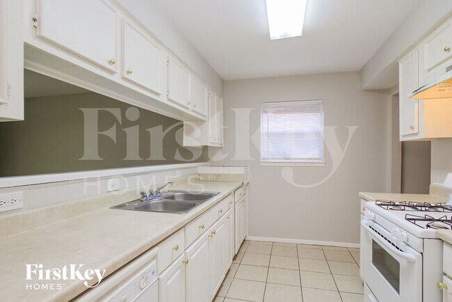 Building Photo - 2517 Leichester Dr