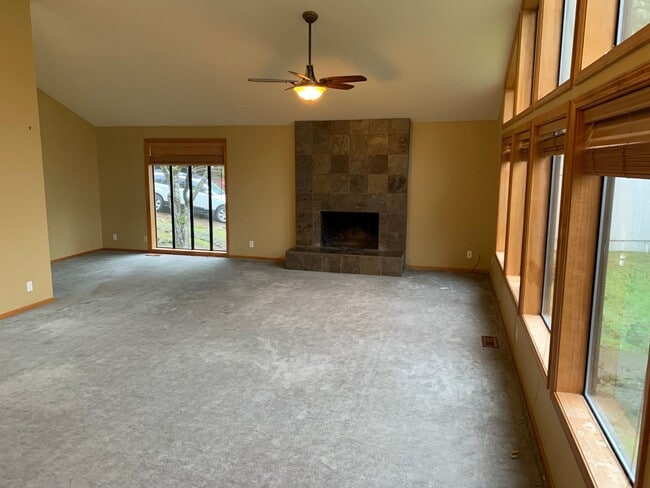 Building Photo - Amazing home with great natural lighting!