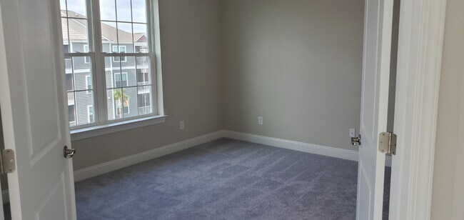Building Photo - 3 bedroom, 2 bath condo at Queens Harbour