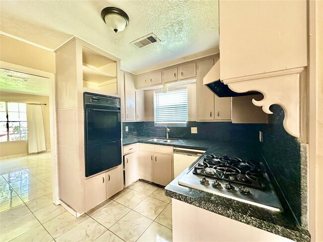 Building Photo - 4303 Balcones Dr