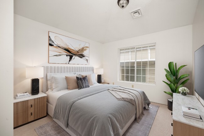 Building Photo - 1524 W Tenth Ave