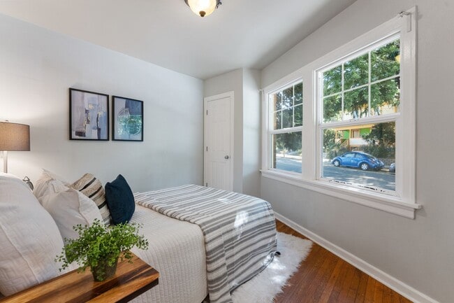 Building Photo - Bright 1 Bed condo in Kerns Neighborhood o...