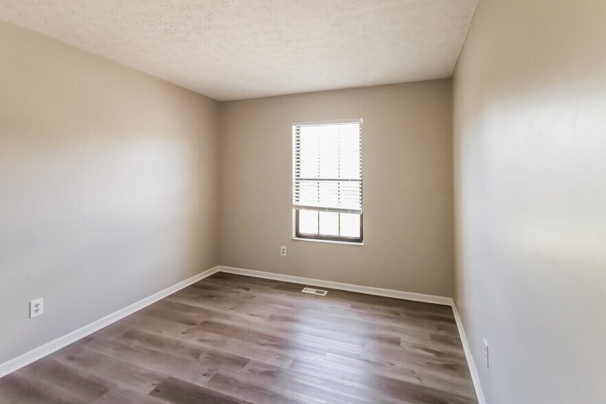 Building Photo - 3255 Bluhm Ct