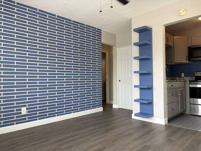 Building Photo - P233 - Lynd #9