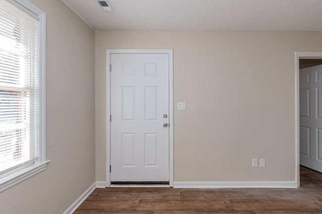 Building Photo - S Pine St