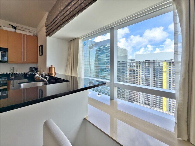 Building Photo - 1435 Brickell Ave